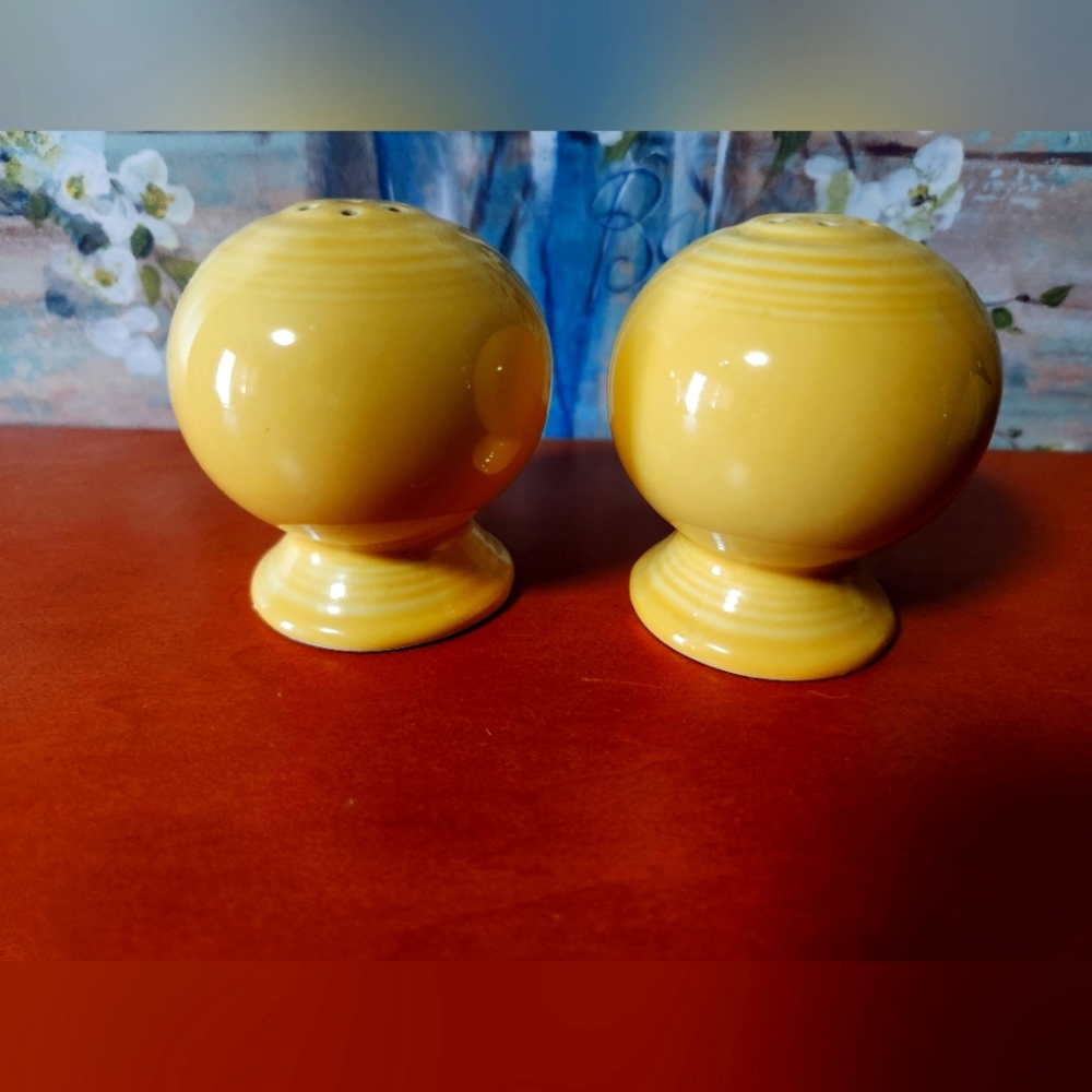 VINTAGE.(1940's.) FIESTA WARE. MUSTARD YELLOW. SALT AND PEPPER SHAKERS.